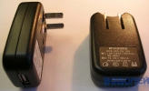  USB (AC/DC - 100-240V / 5V, 180 mA)